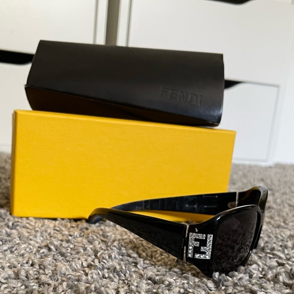 Gently used fending women’s sunglasses